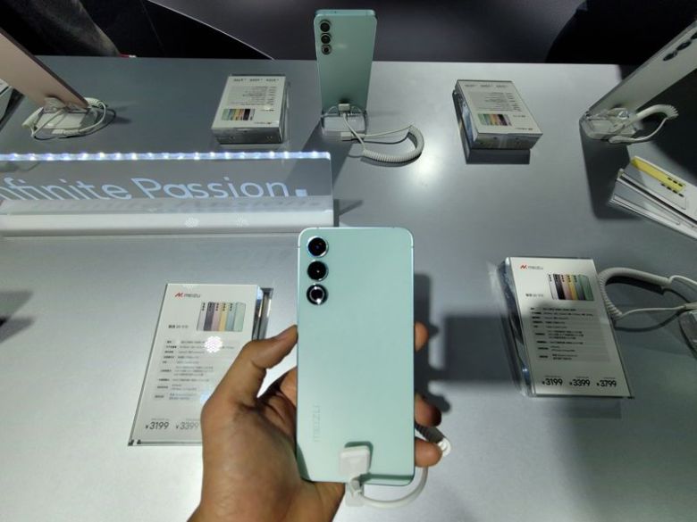 지난 6월 28~30일 진행된 MWC 상하이에서 메이주가 전시한 메이주20. 사진=김준혁 기자                                    지난 6월 28~30일 진행된 MWC 상하이에서 메이주는 차량용 소프트웨어 플라이미오토를 전시했다. 관람객이 차량에 탑승해 차량 내부 소프트웨어를 제어하는 모습. 사진=김준혁 기자