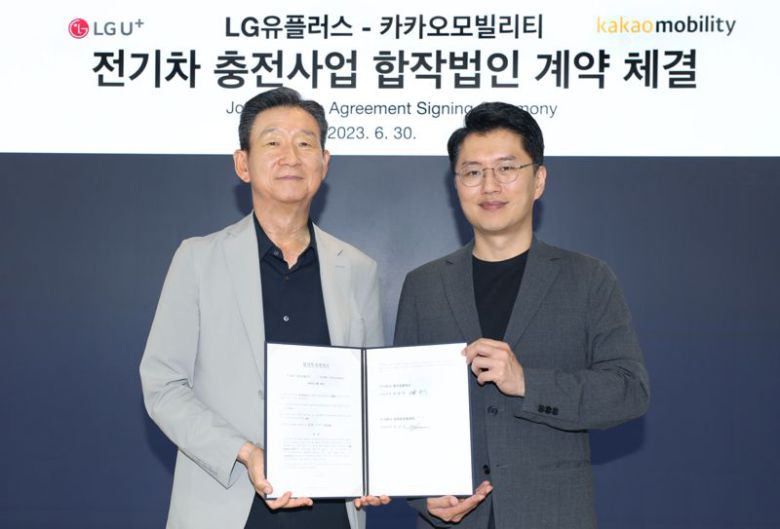 LG유플러스 황현식 대표(왼쪽), 카카오모빌리티 류긍선 대표가 지난달 30일 판교에 위치한 카카오모빌리티 본사에서 합작투자 계약 체결식을 진행하고 기념사진을 촬영하고 있다. LG유플러스 제공