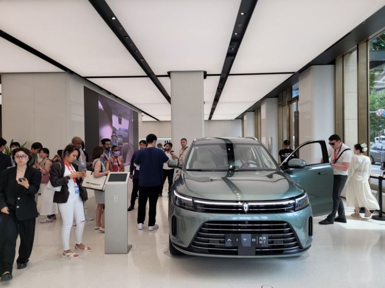 지난 6월 29일(현지시간) 중국 상하이 난징동루에 위치한 화웨이 플래그십 스토어에서 방문객들이 아이토 M7을 구경하고 있다. 사진=김준혁 기자