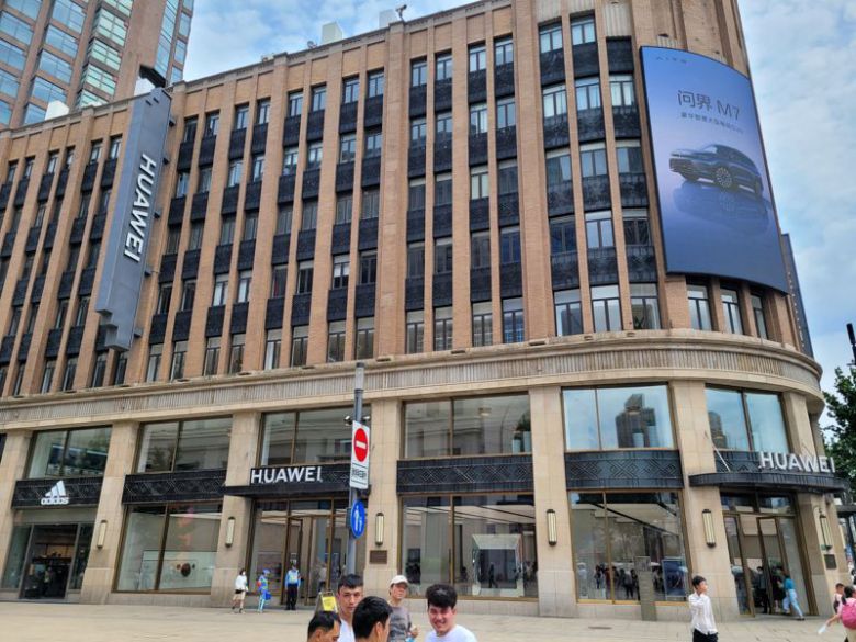 중국 상하이 난징도루에 위치한 3층 규모의 화웨이 플래그십 스토어. 사진=김준혁 기자
