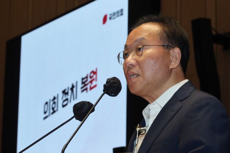 국제원자력기구(IAEA)가 일본 후쿠시마 오염수 해양 방류 계획이 국제 안전기준에 부합한다는 종합 보고서를 발표한 가운데 5일 오전 국회에서 열린 관련 국민의힘 긴급 의원총회에서 윤재옥 원내대표가 관계자로 부터 자료를 전달받고 있다. 사진=연합 지면화상