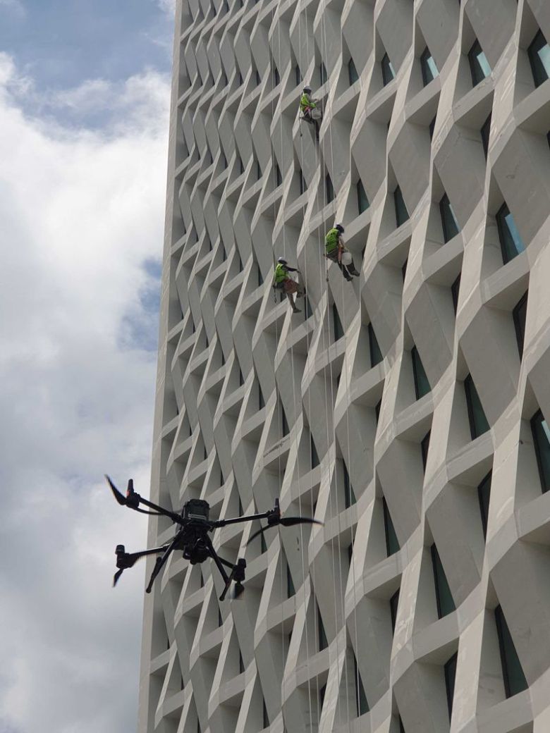뷰메진의 드론이 서울시에 위치한 한 건물에서 안전진단을 진행하고 있다. 사진=뷰메진