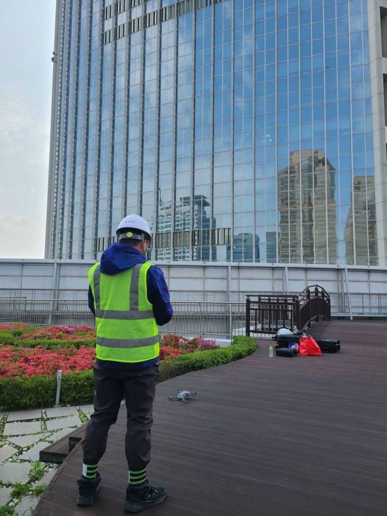 뷰메진이 드론을 이용해 서울시에 위치한 한 건물에서 안전진단을 준비하고 있다. 사진=뷰메진