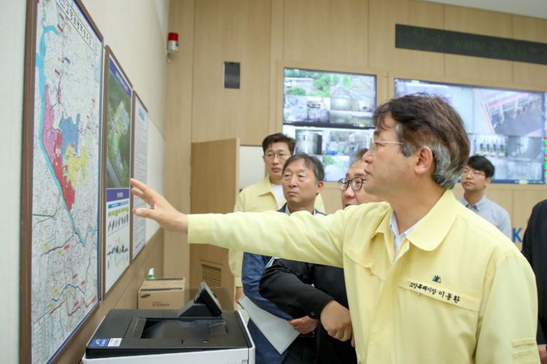 고양정수장 방문해 현황을 살펴보고 있는 이동환 고양시장. 고양시 제공