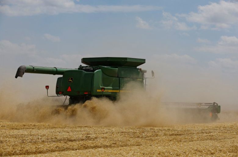 러시아가 우크라이나 최대 항구도시인 오데사에 미사일 공격을 가해 보관 중이던 곡물 6만t을 파괴했다는 보도로 19일(현지시간) 밀 가격이 8% 가까이 폭등했다. 러시아가 장악한 우크라이나 동부 도네츠크 지역에서 이날 한 콤바인이 밀을 수확하고 있다. 로이터뉴스1