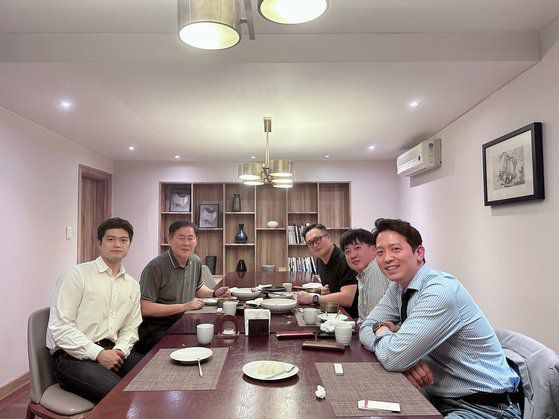 지난달 30일 서울 강남의 한 음식점에서 저녁 모임을 가진 최경환 전 경제부총리와 이준석 전 국민의힘 대표측. 사인 왼쪽부터 시계방향으로 김용태 전 최고위원, 최 전 부총리, 구혁모 전 혁신위원, 이 전 대표, 이기인 경기도의회 의원. (이기인 SNS 갈무리) 사진=뉴스1