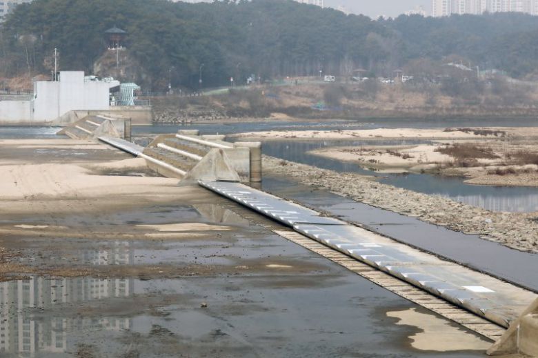 22일 세종시 금강 세종보의 수문이 열려있다. 뉴스1