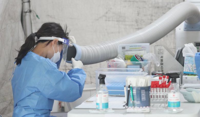 지난 7일 대구 달서구 보건소 코로나19 선별진료소에서 의료진이 냉풍기로 더위를 식히고 있다. 연합뉴스 제공.