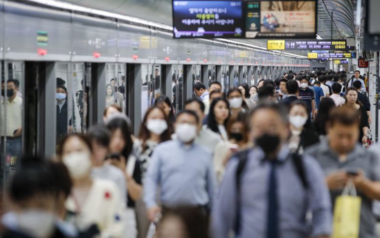 시민들이 지하철에서 출근길 발걸음을 옮기고 있다. 뉴스1 제공.