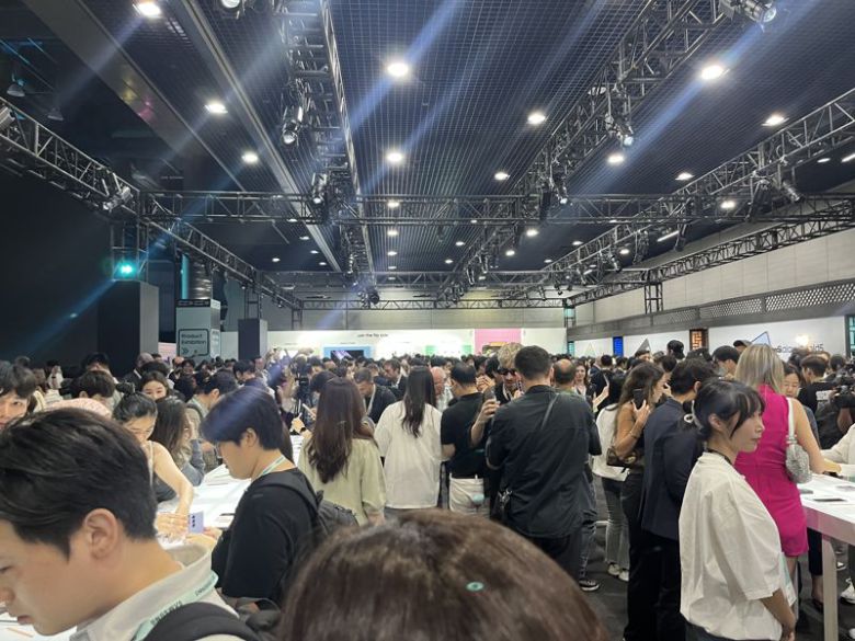 26일 서울 강남구 코엑스 B홀에서 진행된 갤럭시Z5(갤럭시Z플립5·폴드5) 언팩(공개) 행사에서 갤럭시Z플립5·폴드5 체험을 위해 취재진, 삼성전자 파트너사 관계자 등이 몰려있다. 갤럭시/사진=임수빈 기자