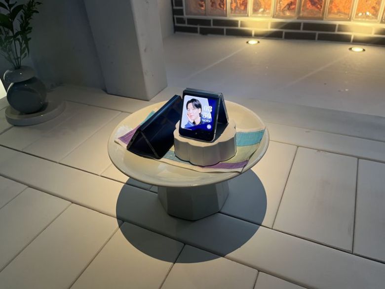 26일 서울 강남구 코엑스 B홀에서 진행된 갤럭시Z5(갤럭시Z플립5·폴드5) 언팩(공개) 행사에서 갤럭시Z플립5·폴드5 두 모델이 전시돼 있다. 갤럭시/사진=임수빈 기자