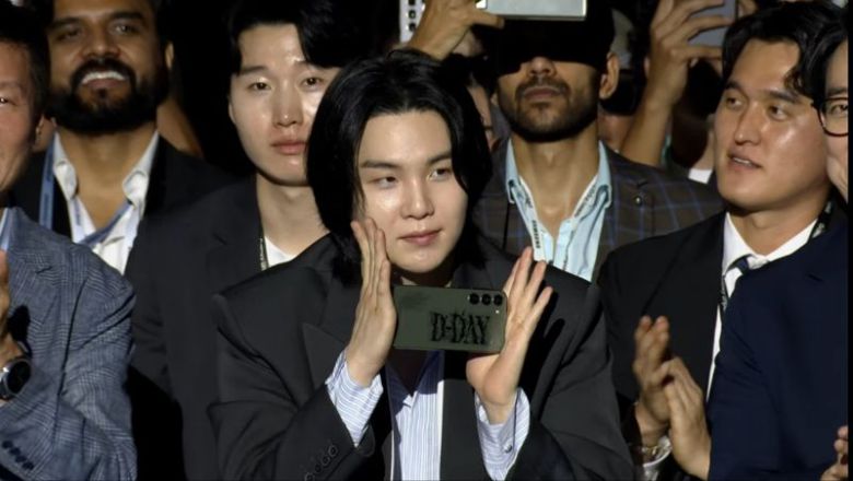 BTS 멤버 슈가가 26일 서울 강남구 코엑스에서 열린 갤럭시 언팩에서 도중 갤럭시Z폴드5에 대해 엄지를 치켜세운 후 갤럭시Z폴드5를 보여주는 모습. 삼성전자 유튜브 캡처