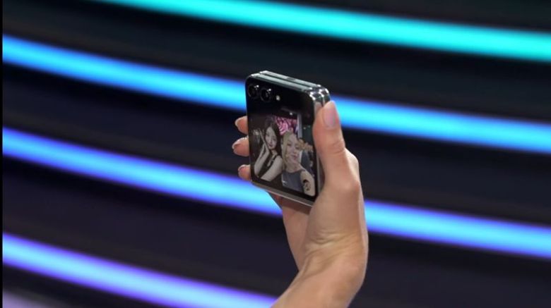 26일 서울 강남구 코엑스에서 열린 갤럭시 언팩 라이브 현장에서 미국 배우 시드니 스위니와 아이브 멤버 장원영이 갤럭시Z플립5로 셀피를 촬영하는 모습. 삼성전자 유튜브 캡처