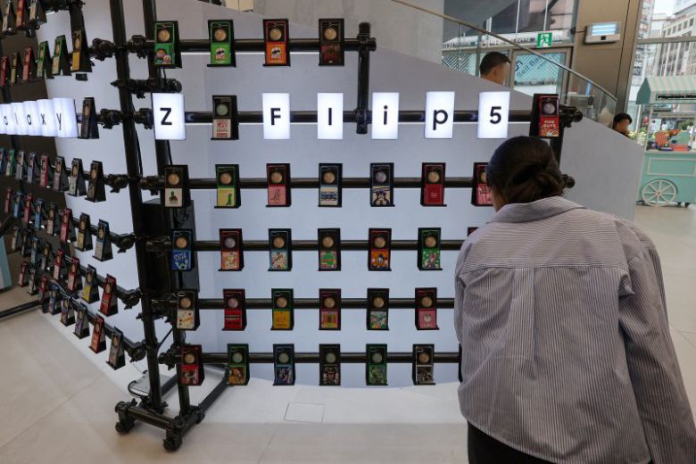 갤럭시 Z플립5·Z폴드5 신제품 27일 서울 서초구 삼성 강남을 찾은 시민들이 갤럭시 Z플립5과 Z폴드5 등 신제품을 살피고 있다. 삼성전자는 전날 밤 코엑스에서 '갤럭시 언팩'을 열고 갤럭시 Z플립5·폴드5, 태블릿PC 갤럭시 탭 S9, 스마트워치 갤럭시워치6 등 신제품을 공개했다. 연합뉴스