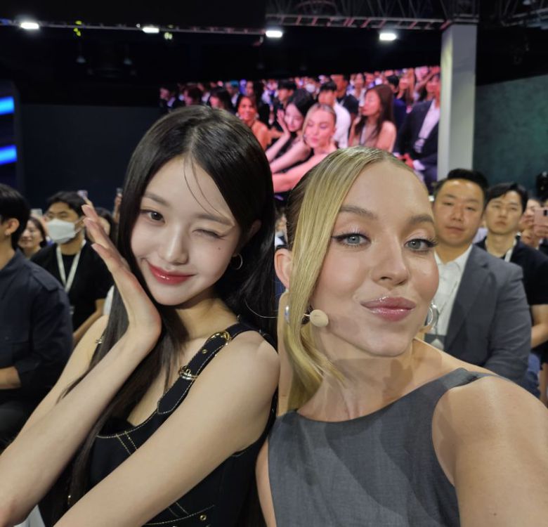 26일 서울 강남구 코엑스에서 열린 갤럭시 언팩 행사에서 미국 배우 시드니 스위니와 걸그룹 아이브의 장원영이 갤럭시Z플립5 셀피 모드로 촬영한 사진. 이 사진은 곧바로 삼성의 공유 프로그램 '퀵 쉐어'를 통해 삼성 모바일 SNS 계정에 공유됐다. 삼성 모바일 트위터 캡처