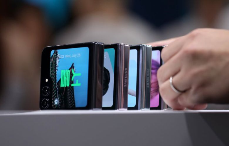 [서울=뉴시스] 김선웅 기자 = 26일 서울 강남구 코엑스에서 열린 갤럭시 언팩 2023에서 행사 참석자들이 갤럭시 Z 플립5, Z 폴드5, 갤럭시 워치6, 갤럭시 탭 S9 등 공개된 제품을 체험하고 있다. 2023.07.26. mangusta@newsis.com /사진=뉴시스