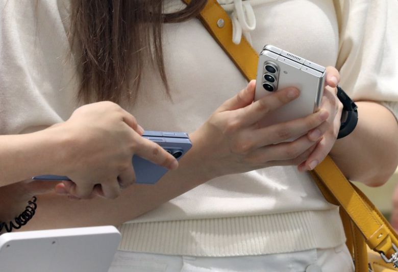 (서울=뉴스1) 김진환 기자 = 27일 서울 마포구 삼성스토어 홍대에서 시민들이 삼성전자의 새로운 폴더블폰 갤럭시 Z폴드5를 체험하고 있다. 갤럭시 Z플립5와 Z폴드5는 오는 8월 1일부터 7일까지 사전 판매를 진행하며, 8월 11일 국내 정식 출시된다. 2023.7.27/뉴스1 /사진=뉴스1화상