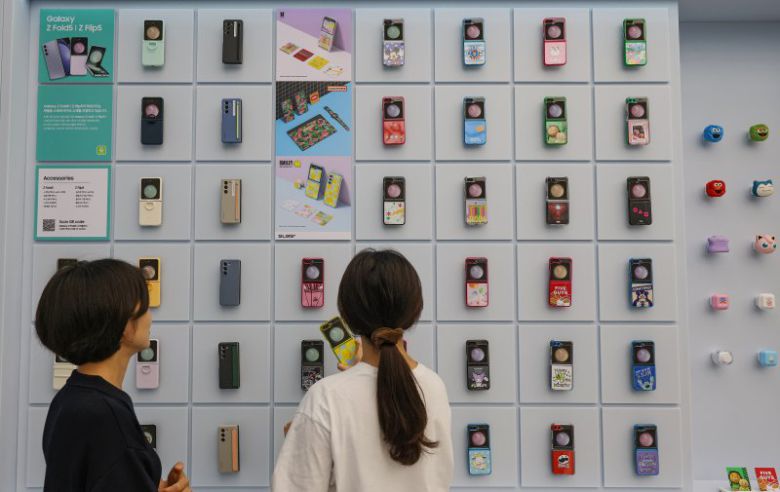 삼성 강남에서 체험하는 갤럭시 Z플립5·Z폴드5 (서울=연합뉴스) 신현우 기자 = 27일 서울 서초구 삼성 강남을 찾은 시민들이 갤럭시 Z플립5과 Z폴드5 등 신제품을 살피고 있다. 삼성전자는 전날 밤 코엑스에서 '갤럭시 언팩'을 열고 갤럭시 Z플립5·폴드5, 태블릿PC 갤럭시 탭 S9, 스마트워치 갤럭시워치6 등 신제품을 공개했다. 2023.7.27 nowwego@yna.co.kr (끝)