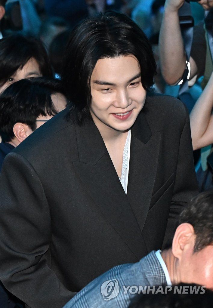 지난 26일 오후 서울 코엑스에서 열린 삼성전자 '갤럭시 언팩 2023' 에서 BTS 슈가가 행사장으로 들어서고 있다. 연합뉴