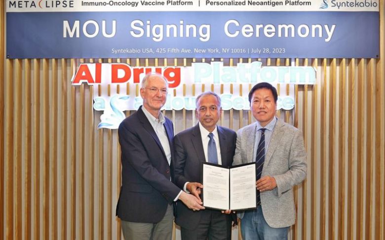 마이클 콜맨 메타클립스 CEO(사진 왼쪽)와 셰이커 레디 메타클립스 설립자 겸 COO(사진 가운데), 정종선 신테카바이오 대표(사진 오른쪽)가 7월28일(현지시간) 업무협약 체결 후 기념사진을 찍고 있다. 사진=신테카바이오 제공