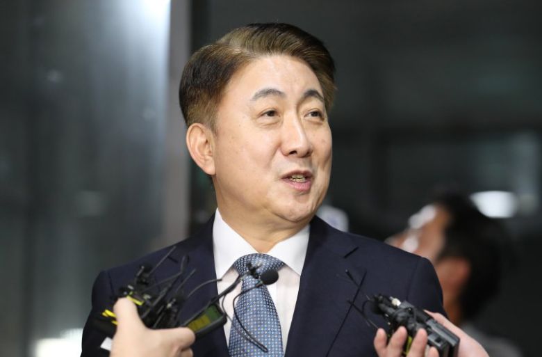 방송통신위원회 위원장 후보자에 지명된 이동관 대통령실 대외협력특별보좌관이 1일 오전 경기도 과천시 정부과천청사 인근에 마련된 사무실로 출근하며 취재진 질문에 답하고 있다. 사진=뉴시스