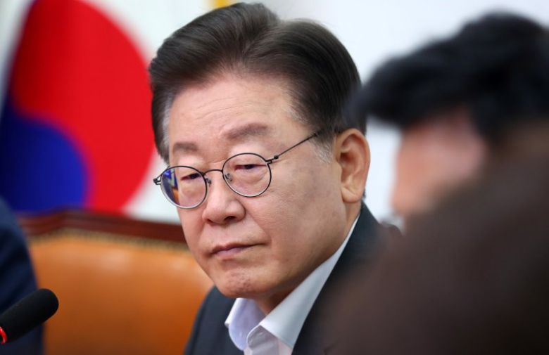 [서울=뉴시스] 추상철 기자 = 이재명 더불어민주당 대표가 31일 오전 서울 여의도 국회에서 열린 최고위원회의에서 박광온 원내대표의 발언을 듣고 있다. 2023.07.31. scchoo@newsis.com /사진=뉴시스