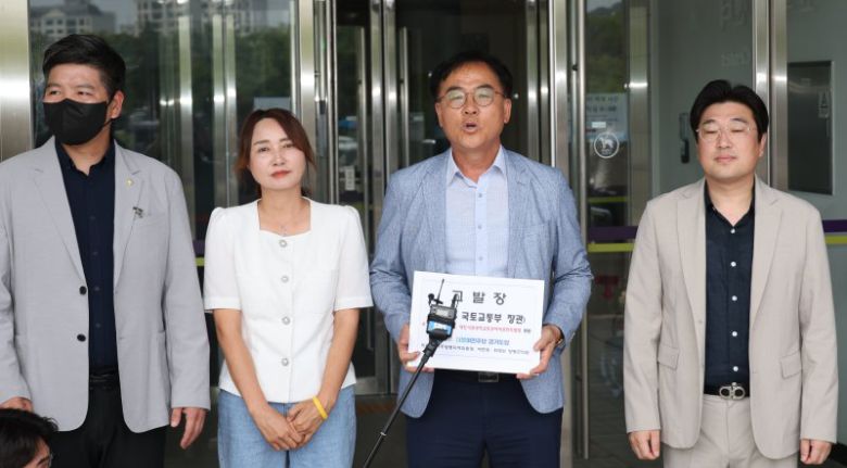 민주 경기도당, 원희룡 장관 추가 고발 (과천=연합뉴스) 한상균 기자 = 더불어민주당 경기도당 최재관 여주양평지역위원장이 1일 정부과천청사에서 양평고속도로 관련 원희룡 국토교통부 장관 공수처 고발 기자회견을 하고 있다. 2023.8.1 xyz@yna.co.kr (끝)