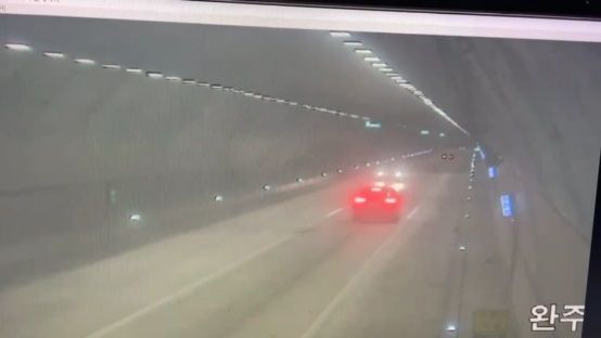완주 방면 고속도로를 달리다 갑자기 유턴해 순천 방면으로 역주행 하는 차량. 출처=고속도로CCTV, KBC방송캡처