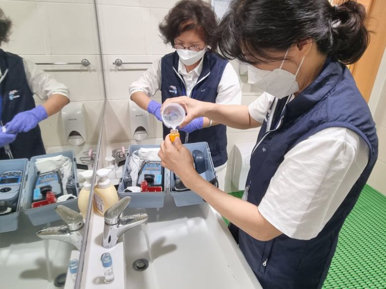 서울시는 총 160명의 '아리수 코디'가 수돗물 수질검사를 하고 있다고 3일 밝혔다. 코디들이 서울 서초구 소재 어린이집에서 최근 수돗물 검사를 하고 있다. 사진=최재성 기자