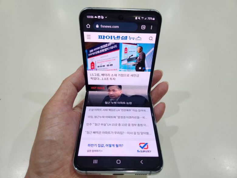 접은 상태의 갤럭시Z플립5. 플래그십치고 두꺼운 베젤이 눈에 띈다.