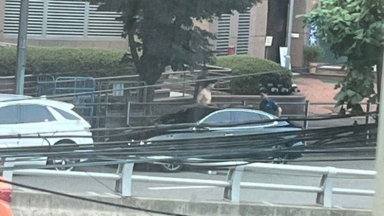 7일 오후 서울 용산구 대통령실과 500m 떨어진 거리에서 음주운전을 하던 30대 남성 A씨가 경찰에 현행범으로 체포됐다. (독자 제공) /사진=뉴스1