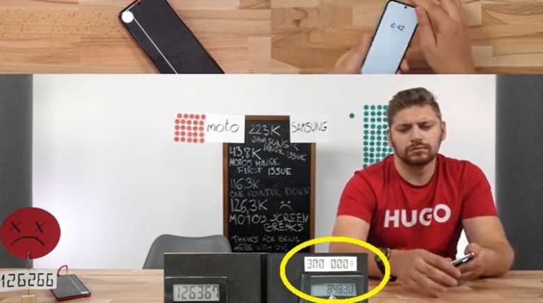 갤럭시 Z플립5의 내구성을 실험하고 있는 유튜브 채널 'Mrkeybrd'. /사진=유튜브 캡처