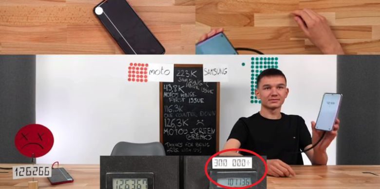 40만1136회를 접은 끝에 화면에 이상이 생긴 갤럭시 Z플립5. /사진=유튜브 Mrkeybrd 캡처