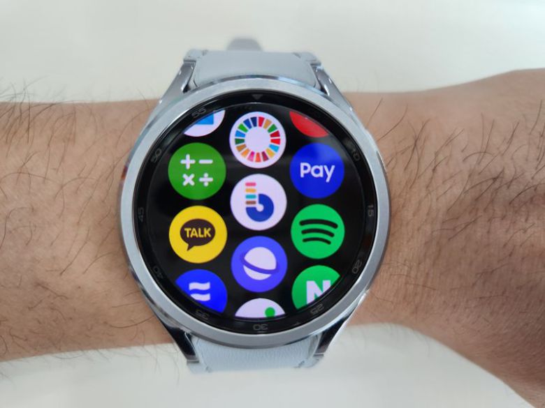 갤럭시워치6 클래식 해외 모델에 삼성페이 앱이 설치돼 있지만 국내용 제품에서는 활용할 수 없다. 사진=구자윤 기자