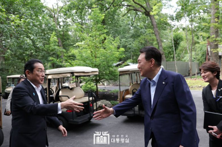 윤석열 대통령과 기시다 후미오 일본 총리가 18일(현지시간) 미국 워싱턴DC 인근 대통령 별장인 캠프 데이비드에서 열린 한미일 정상회의에 앞서 반갑게 인사하고 있다. 대통령실 홈페이지