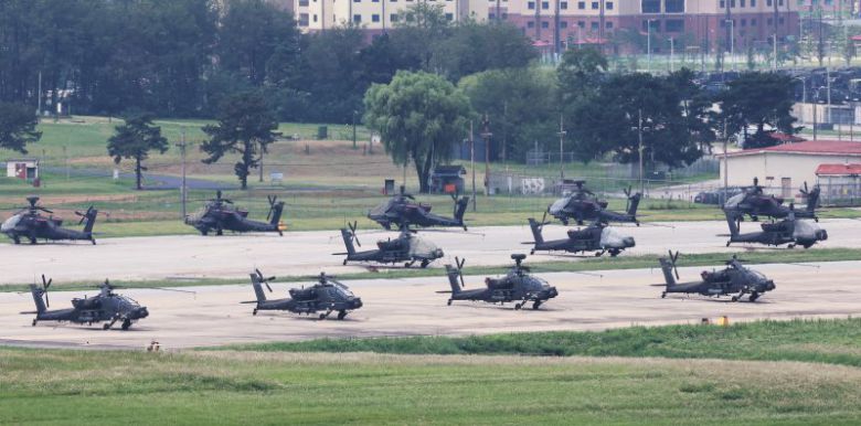 을지연습 앞둔 아파치 헬기한미가 진행하는 '을지 자유의 방패'(UFS·을지프리덤실드) 연합연습을 하루 앞둔 20일 경기도 평택시 캠프 험프리스에 아파치 헬기가 대기하고 있다. 오는 31일까지 진행되는 이번 연합연습은 고도화된 북한 핵·미사일 능력과 의도, 변화된 안보상황, 우크라이나 전쟁 교훈 등을 시나리오에 반영해 시행된다. 연합뉴스