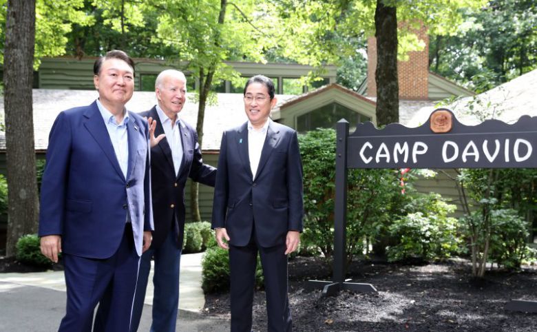 윤석열 대통령이 18일(현지시간) 메릴랜드주에 위치한 미국 대통령 별장 캠프 데이비드에서 한미일 정상회의에 앞서 조 바이든 미국 대통령, 기시다 후미오 일본 총리와 만나 기념촬영하고 있다. /사진=뉴시스