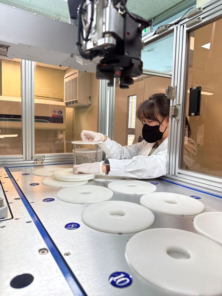 전남도는 일본이 후쿠시마 원전 오염수 해양 방류를 오는 24일 시작하기로 확정함에 따라 수산물 안전성 조사 확대, 해역 실시간 방사능 측정, 산지 위판장 방사능 검사 등 단계별 대응체계를 본격 가동한다고 밝혔다. 사진은 방사능 오염 검사 모습. 전남도 제공