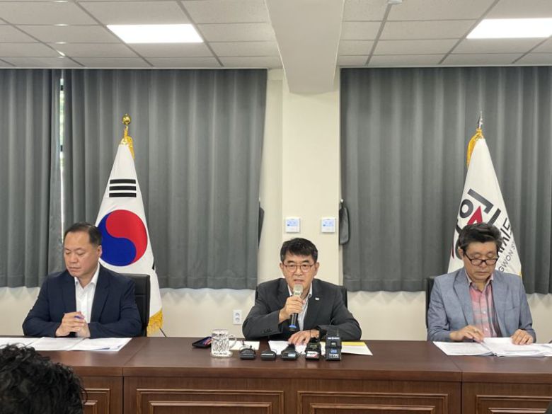 정일섭 강원특별자치도 글로벌본부장(사진 가운데)이 25일 강릉 글로벌본부 회의실에서 수산물 검사 결과에 대해 발표하고 있다. 강원특별자치도 제공