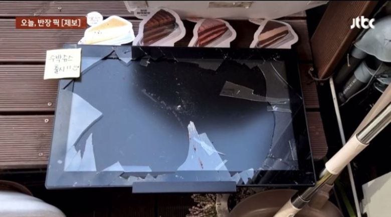 남성이 주먹으로 깨부순 카페 포스기/사진=JTBC사건반장