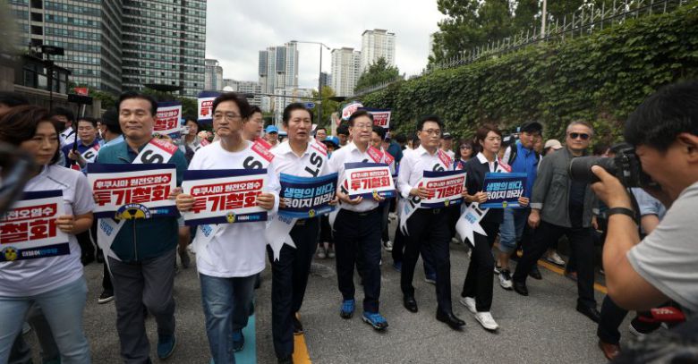 더불어민주당 이재명 대표(왼쪽 다섯번째) 등 당 지도부와 당원들이 지난 25일 서울 용산구 대통령실 앞으로 행진하며 일본 후쿠시마 오염수 방류를 규탄하고 있다. 뉴시스