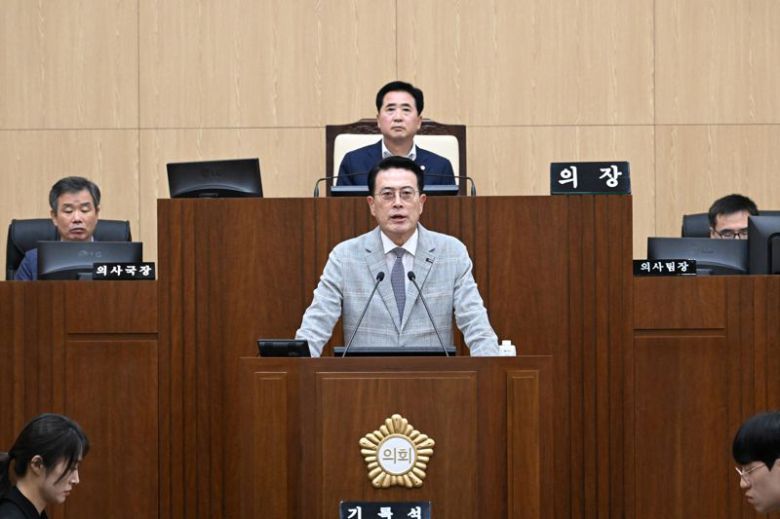 29일 울주군의회 제224회 임시회 제1차 본회의에 출석한 이순걸 울주군수가 제2차 추경안 관련 제안설명을 통해 의회 차원의 적극적인 지원과 협조를 당부하고 있다. 울주군의회 제공