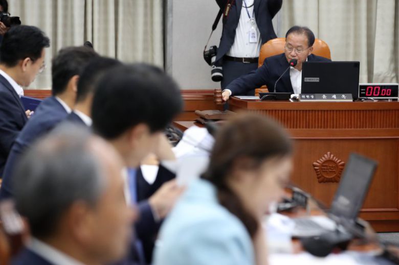 윤재옥 국회 운영위원장이 30일 오전 서울 여의도 국회에서 열린 국회 운영위원회 전체회의를 주재하고 있다. 사진=뉴스1화상