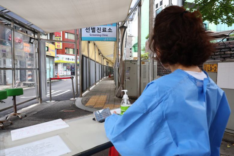 한산한 선별진료소 코로나19 감염병 등급 하향을 하루 앞둔 30일 서울 중구보건소에 마련된 선별진료소에서 의료진이 검사자를 기다리고 있다. 31일부터 코로나19 감염병 등급이 2급에서 4급으로 하향 조정된다. 선별진료소는 위기단계가 주의로 낮아질 때까지 그대로 운영되지만, 앞으로는 자가검사키트 양성인 경우에도 PCR 검사 비용을 지불해야 한다. 연합뉴스