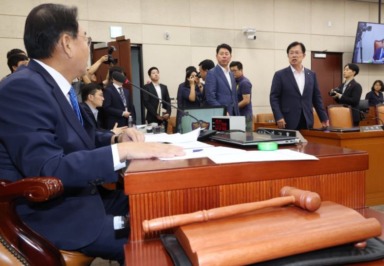 더불어민주당 소속 김교흥 국회 행정안전위원장(왼쪽)이 8월 31일 서울 여의도 국회에서 열린 행정안전위원회 전체회의에서 야당 단독으로 '10·29 이태원 참사 피해자 권리보장과 진상규명 및 재발 방지를 위한 특별법안' 제정안을 통과시켰다. 이에 반발한 국민의힘 의원들이 항의하며 퇴장하고 있다. 연합뉴스