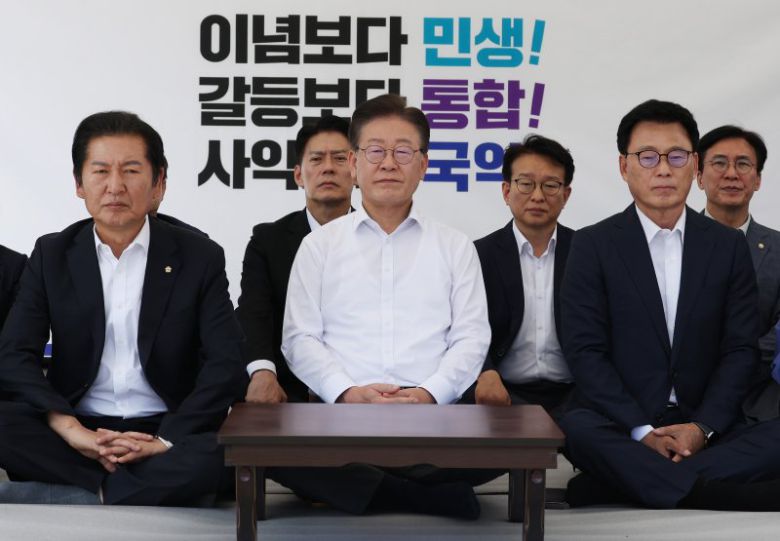 더불어민주당 이재명 대표(가운데)가 8월 31일 오후 국회 본청 앞에서 단식 농성을 하고 있다. 이 대표는 이날 취임 1주년 기자간담회에서 "무능 폭력정권을 향해 국민항쟁을 시작하겠다"며 무기한 단식 농성에 돌입했다. 연합뉴스