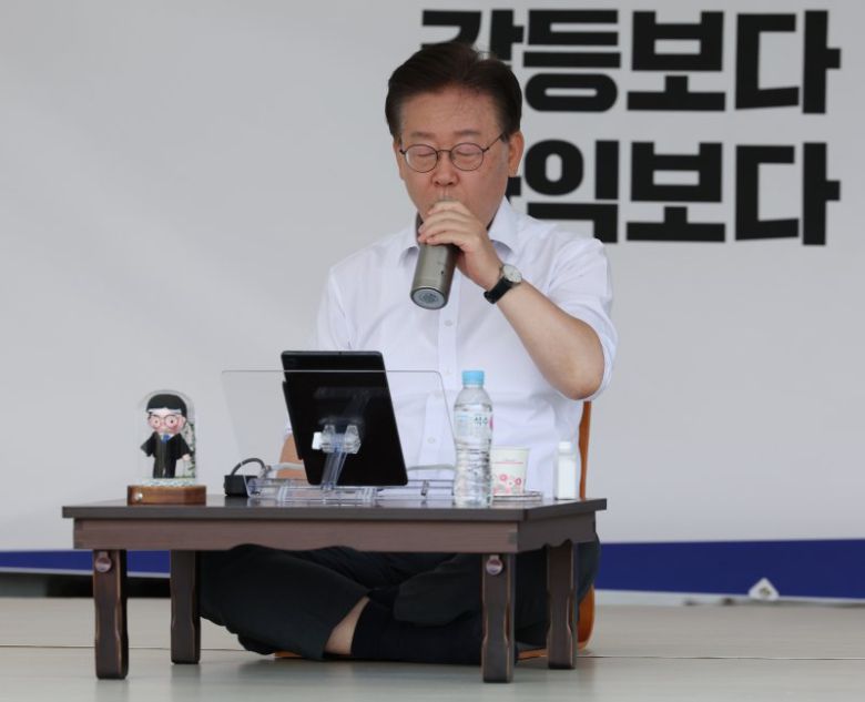 이재명 더불어민주당 대표가 31일 오후 서울 여의도 국회 본청 앞에서 단식 도중 음료를 마시고 있다. 이날 이 대표는 당대표 취임 1주년 기자간담회에서 "윤석열 정권은 헌정질서와 민주주의를 파괴하고 국민을 향해 전쟁을 선포했다＂며, ＂사즉생 각오로 민주주의 파괴를 막아내겠다. 마지막 수단으로 오늘부터 무기한 단식을 시작한다＂고 밝혔다. 2023.8.31/뉴스1 ⓒ News1 송원영 기자 /사진=뉴스1