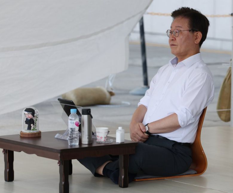 이재명 더불어민주당 대표가 31일 오후 서울 여의도 국회 본청 앞에서 단식을 하고 있다. 뉴스1