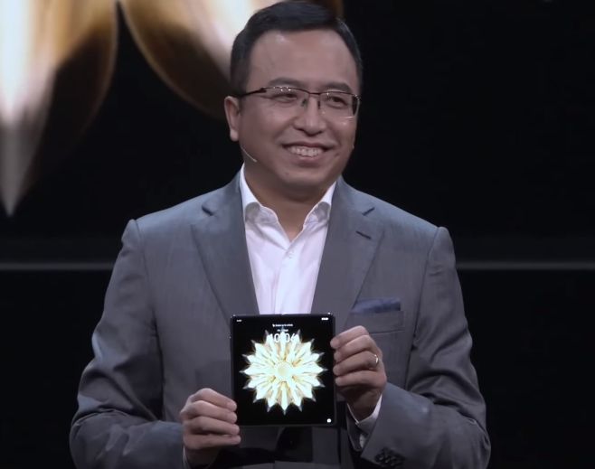 조지 자오 아너 최고경영자(CEO)가 지난 1일 독일 베를린에서 열린 유럽 최대 가전전시회 'IFA 2023' 오프닝 기조연설에서 매직V2를 소개하고 있다. 유튜브 '씨넷' 캡처