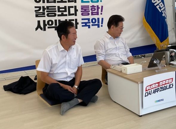 단식 투쟁중인 이재명 더불어민주당 대표를 찾은 정청래 더불어민주당 최고위원. /사진=정청래 최고위원 페이스북